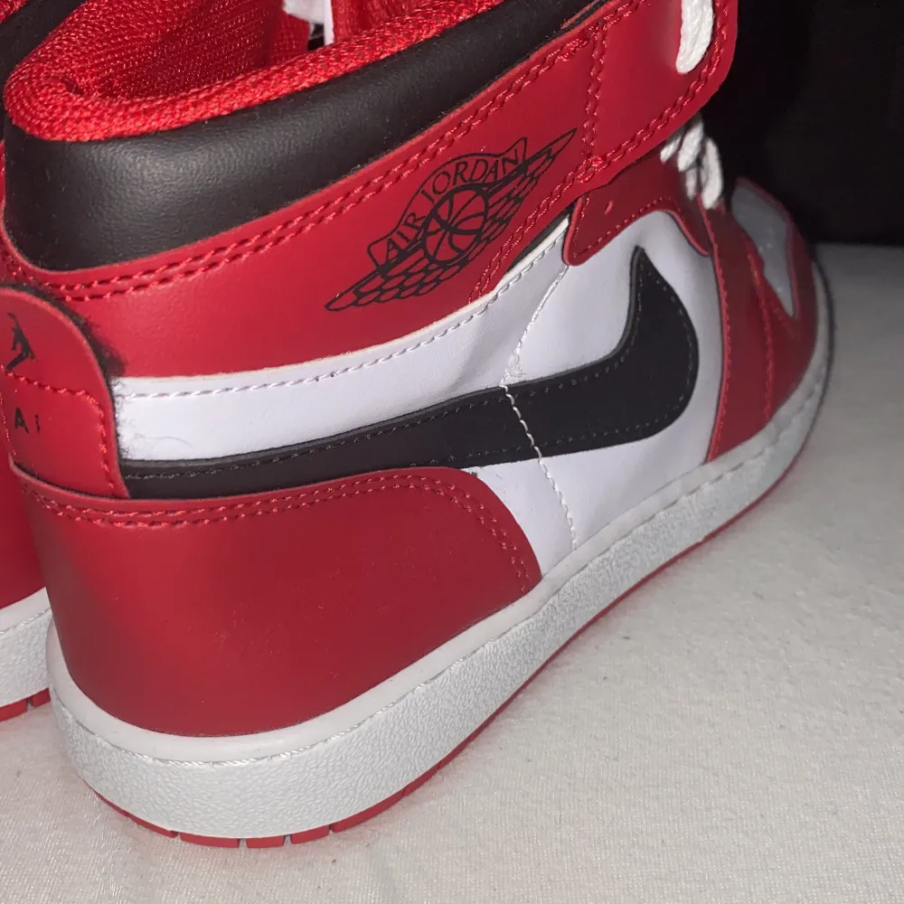 Jordan 1 skor röda och är helt nya. Skor.
