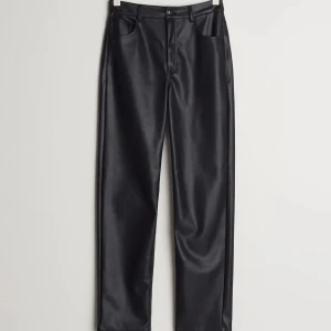 Läder mom Jeans - 💗Säljer för att dom inte passar mig längre   💗Passar nån som är 157-165  +Man får fin rumpa i dom 
