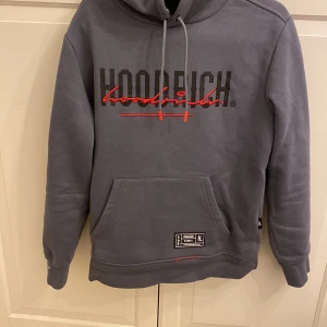 Hoodrich  - 10/10 skick helt ny fick den i present använt 2-3 gånger storlek S på tröjan och storlek M på byxorna Orginal pris 1450 säljer för 1100.