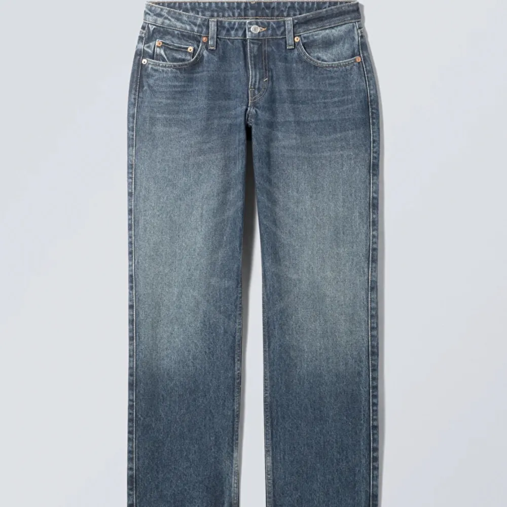 Ett par weekday arrow low jeans i färgen vintage blue. Slutsålda på hemsidan. Använd men Inga defekter alls. Säljes pågrund av ingen användning. Nypris 590kr. Vid frågor kontakta privat 💗. Jeans & Byxor.