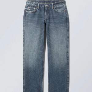 Ett par weekday arrow low jeans i färgen vintage blue. Slutsålda på hemsidan. Använd men Inga defekter alls. Säljes pågrund av ingen användning. Nypris 590kr. Vid frågor kontakta privat 💗