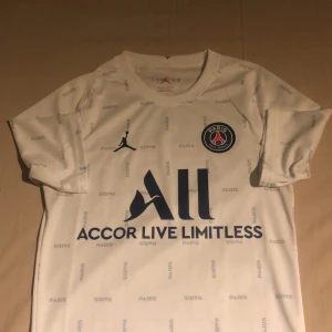 Nike psg t shirt  - Använt ett fåtal gånger 8/10 i skick. 
