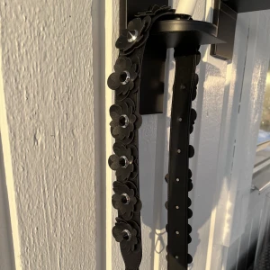 Band till väska  - Blommigt band för att sätta på väskor med nitar. Köpt från Åhléns i Göteborg och använd 1 gång. Köparen står för kostnader som tillkommer.