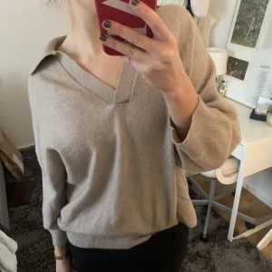 Stickad tröja HM - Oversized stickad tröja från HM! Använt ganska mkt men inte särskilt nopprig eller så 💞