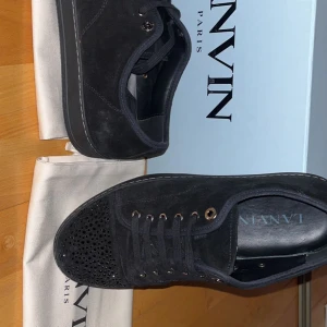 Lanvin skor - Hej!  Säljer mina lanvins som är i storlek 42. Man får med extra skosnören och lådan. Nypris 7000. Hör av er om det finns några frågor eller funderingar