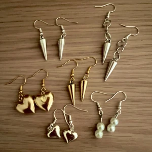 Smycken! - Vi säljer handgjorda smycken för bra priser, i både silver och guld! Vi säljer dessa sjukt snygga örhängen men det kommer ännu fler spännande smycken i framtiden! Ett par kostar 79kr + frakt(13kr) Beställningar görs via instagram, vi heter samma sak