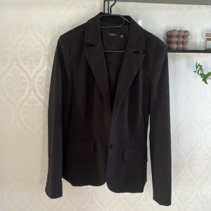Blazer/Kavaj - Säljer nu min blazer/kavaj i storlek 38. Använder den inte. Från märket InWear essentials. Liten i storlek så skulle säga mer 36 än 38. Frakt ingår ej, kostar 33kr, spårbart med PostNord!