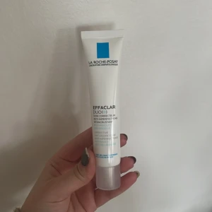 Ansiktskräm för akne  - Säljer denna knappt använda populära kräm för akne och oren hud. Absorberar hudens sebum och reducerar talgtilltäppta porer (pormaskar) och förekomsten av nya orenheter/tilltäppta porer. Huden känns slätare, köpte för 199kr säljer för 170kr. Som ny 