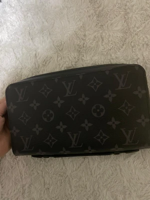 Louis Vuitton hand bag  - New Louis Vuitton bag, I have the receipt. Stand as new, and never been used I don’t have the original box, but the dust bag. New price 15.737 kr. You can come with a realistic offer but I prefer to come as soon on new price as possible 