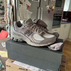 New balance 2002r pocket  - Hej säljer nu dessa galet snygga new balance 2002r pocket. Storlek 44. Nyskick nypris är runt 2000 kr  Pris 1799 eller högst budande