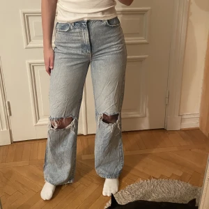 Tvättade jeans med hål - Snygga slitna jeans från GinaTricot! Knappt använda.💐