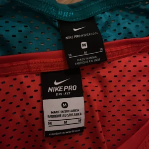 Nike - Säljer dessa training tops från NIKE PRO . Har använt den röda fåtal ggr och den gröna är helt nya. Två per pack❤️