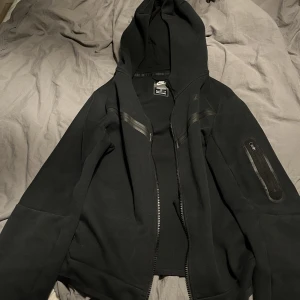 Nike - Säljer denna fina Nike tech fleece för att den bara skräpar i garderoben, jättefin och tröjan är i nyskick 10/10. Va inte tveksam för att höra av dig, jag svarar så fort jag kan! Storleken är 158-170 cm som motsvarar XL i barnstorlek