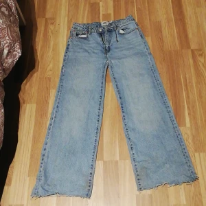 Blå utsvängda jeans strl xs  - Använd endast en gång jeansen är även större en man tror, köpte dem för 100 då jag säljer dem för 50 ett bra bud enligt mig