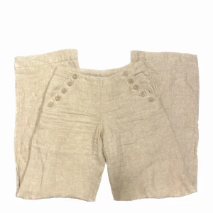 Lågmidjade linnebyxor 🌸 - Så härliga lågmidjade och vida linnebyxor! Tyvärr alldeles för långa för mig och säljer därför! Innerbenslängd: 82 cm. Midjemått: 79 cm 