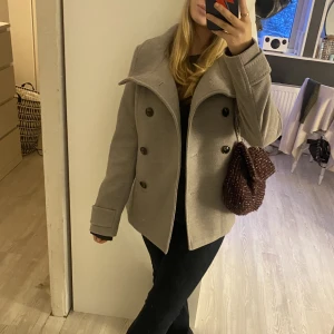 Kappa - grå kappa ifrån H&M!! Köpt i nyskick på sellpy för 399 kr! 