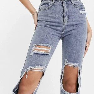 Jeans - Super fina slitna jeans med raka ben, oanvända i storlek 34 
