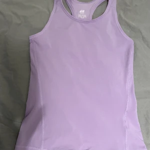 Lila träningslinne 134/140 - Lila träningslinne från H&M