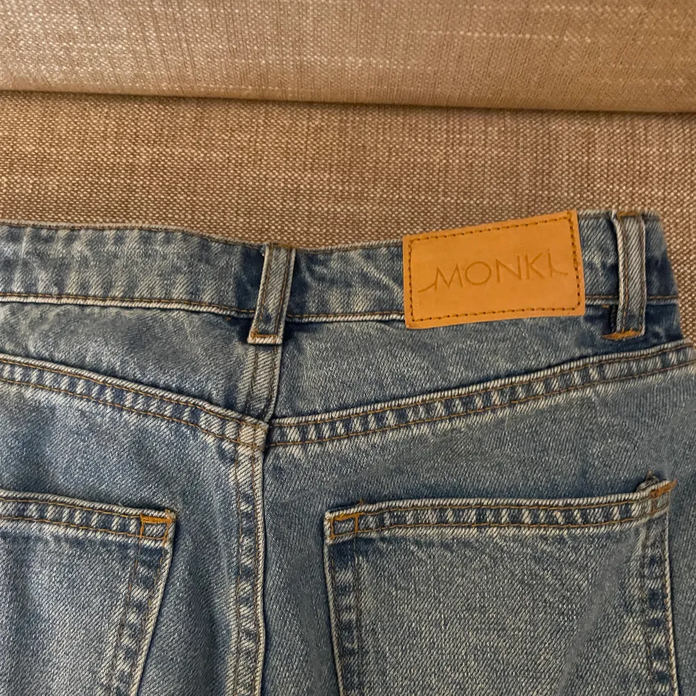 säljer dehär mellanblåa och lite längre jeansshortsen köpta ifrån monki! köptes för lite mer än ett år sen men har knappt använts och därför så säljer jag de! köptes för ca 200kr men jag säljer för 65kr+frakt💙 . Shorts.