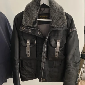 Woolrish vintage jacka - Woolrich jacka i fint skick! Kragen går att ta av och på. Köpt second hand! 