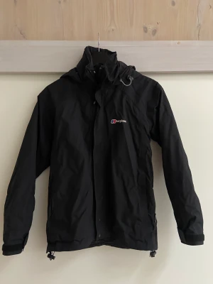 Skaljacka  - Säljer nu denna skaljacka från märket berghaus. Jackan är bra mot vind och regn samt med en luva som går att spänna åt. Kom privat för fler frågor eller bilder.