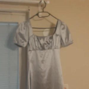 Y2k klänning h&m  - EUR XS  H&M  Nyligen köpt  Y2k stockholmsstil parishilton