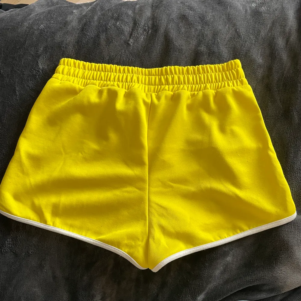 Gula shorts från Topshop inköpta i Köpenhamn. Mycket bra skick - aldrig använda. Tveka inte med att ställa frågor eller få fler bilder <333. Shorts.