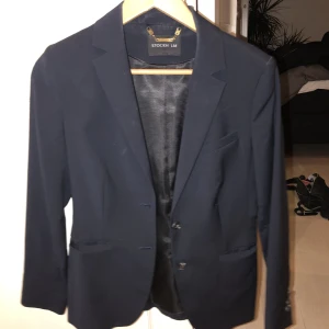 Mörkblå kavaj - Jättebra skick, nypris ca 1300 kr