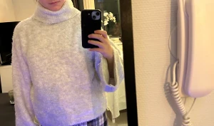 Grå stickad tröja  - Grå stickad tröja från NA-KD Hög polokrage och stora armar Den används knappt därför säljer jag den Men jätteskön