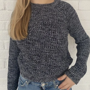 Mörkblå stickad tröja💙 - En jättesöt stickad tröja perfekt nu till vintern! Den kommer från hm och är i storlek xs 💙💙