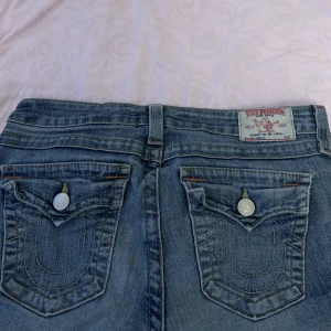 True religion jeans  - As feta truys som jag tyvär inte kommer till använing😩🙌 Jeansen är uppsprättade och sitter super i längden på mog som är 169! Innerbenslängd 78cm Midjemåttet 74cm Skriv för fler bilder!🥰