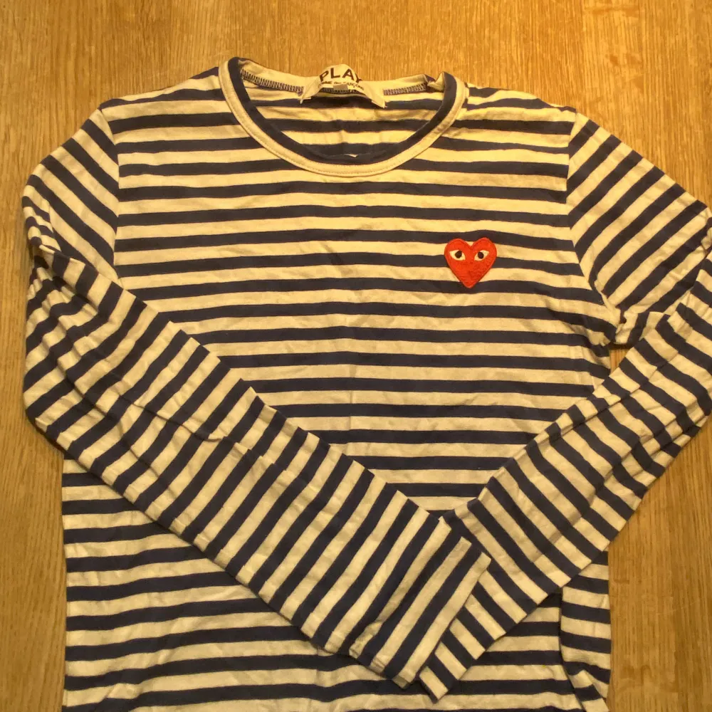 COMME des GARÇONS Navy/White Size S Priset kan självklar diskuteras Cnd 9/10 knappt använd Meetup i Stockholm eller frakt 🙌 . Paidat.