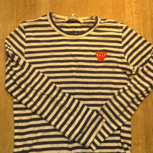 COMME des GARÇONS Long Sleev Navy/White - COMME des GARÇONS Navy/White Size S Priset kan självklar diskuteras  Cnd 9/10 knappt använd Meetup i Stockholm eller frakt 🙌 