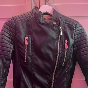 Skinjacka - Säljer denna fina skin jackan eftersom att den inte kommer till användning längre, den är använd ett par fåtal gånger men det finns inga skador på jackan, jackan är i storlek 36. Säljer den för 150+frakt men priset går att diskutera.