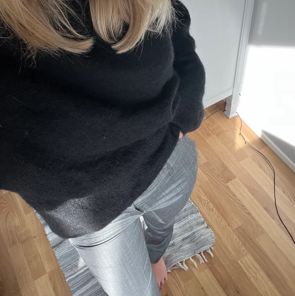 Ett par jättesnygga gråa kostymbyxor från Stockh lm.💗Köpta second hand men i jättebra skick. Säljer då dem är lite korta på mig som är 168. Frakt tillkommer. Jeans & Byxor.