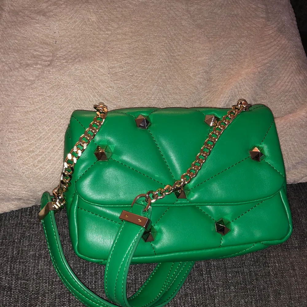 Så fin grön Zara väska med band/kedja. Aldrig använd.. Väskor.