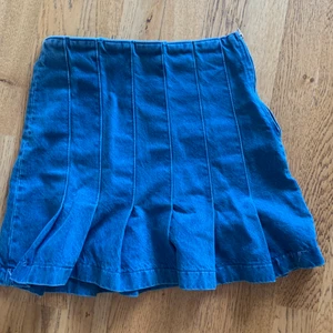 Y2k jeanskjol  - Y2k inspirerad jeanskjol inköpt på zara men är för liten för mig… knappt använd 