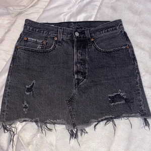 Levi’s kjol  - En Levi’s kjol i storlek:27. Säljer den för 207kr med spårbar frakt. Jag ansvarar ej för postnords borttappade försändelser. Hör gärna av om frågor🥰