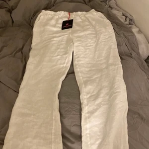 Vita linnebyxor - Helt oanvända linnebyxor, prislappen är kvar. Säljer pga att jag tycker de är för korta på mig då jag är ca 172 cm. Skulle säga att byxorna passar både S och M☺️