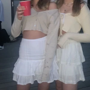 Vit volang kjol - En jätte söt somrig kjol med volang längst nertill, i storlek 34 med dragkedja där bak