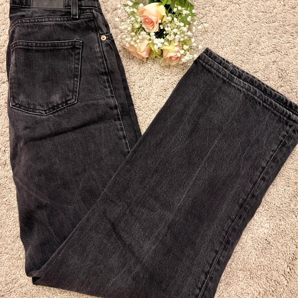 Säljer dessa Monki Yoko highwaist jeans i färgen washed black. Änvända ett flertal ggr, men överlag i gott skick. Storlek 25. Köpta för 400. Kontakta privat för yttligare info samt bilder💞💞. Jeans & Byxor.