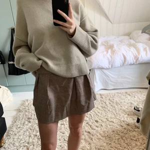 Rutig kjol zara - Rutig kjol från zara som bara är använd en gång så den är som ny. Jag har vikt in den som man kan se på bilden. Kan mötas eller så står köparen för frakten 