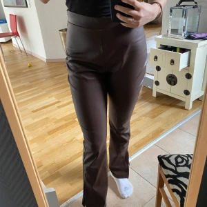 Skinnbyxor med slits från NLY - Dessa fina Skinnbyxor i storlek M är använda Max 4 gånger. Tyvärr passar dom inte mig i längden då jag har långa ben men passar perfekt för er som är kortare än 173cm. Obs! Dessa säljs inte längre!