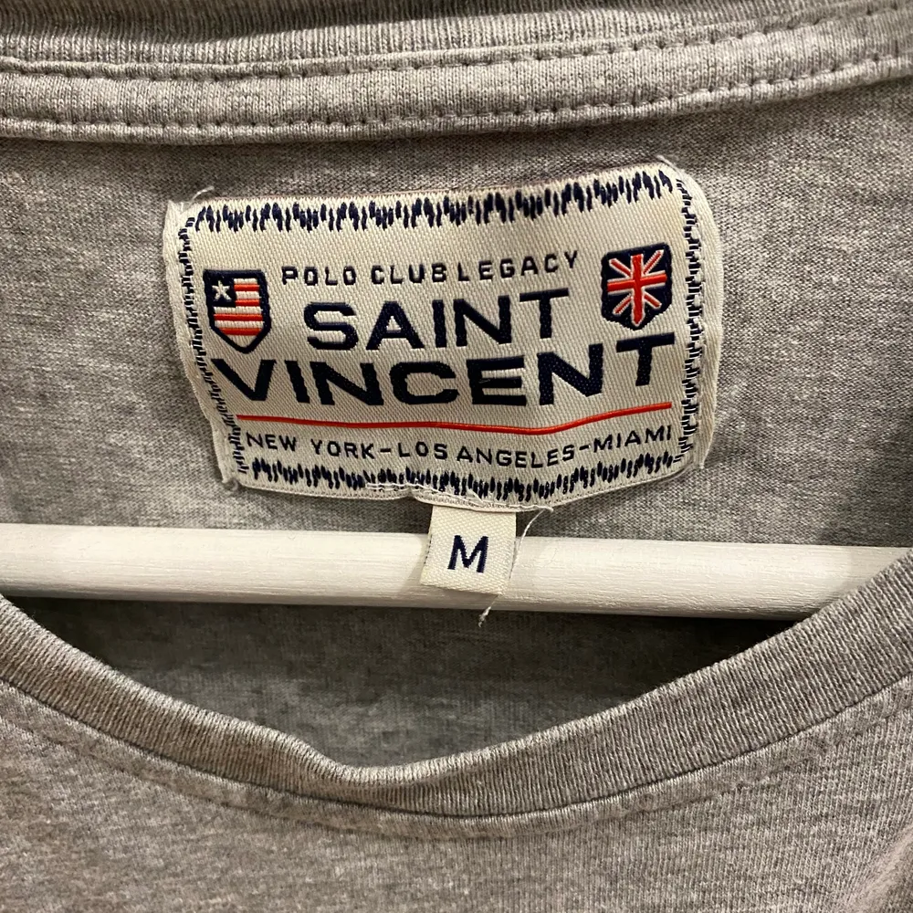 Grå T-shirt från Saint Vincent. Herrmodell, storlek M. Bra skick. T-shirts.