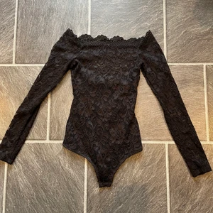 body från bubbleroom - säljer denna spetsiga off shoulder body från bubbleroom då den inte kommer till användning, endast använd en gång, sitter jätte fint, skriv för fler bilder, köparen står för frakt☺️