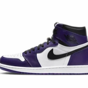 Jordan 1 court purple - INTRESSEKOLL!!! Funderar på att sälja mina jordans, hör av er om ni är intresserade. Väldigt fint skick, tillkommer lilla och svarta snören. 