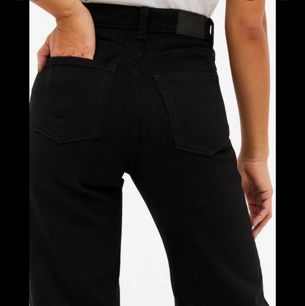 Monki yoko black jeans som är andvända och är lite urtvättade i färgen, fortfarande bra skick. Skriv privat för mer info/bilder!. Jeans & Byxor.