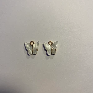 💗 - Säljer dom här vita fjärils örhängerna💗