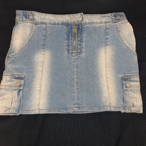 Y2K minikjol - Snygg y2k minikjol i ljusblå denim med unika cargoliknande fickor🤍 i storlek 28 passar som en mid midja på höfterna på mig som är S i strl i vanliga fall🤍 (köparen står för frakten) /Lisa