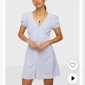 Blommig sommarklänning  - Jättefin sommarklänning från Nelly.com, endast använd 1 gång förra sommaren❣️Storlek 34, nypris 359kr. Säljes för 200kr, finns ej kvar på Nellys hemsida🥰